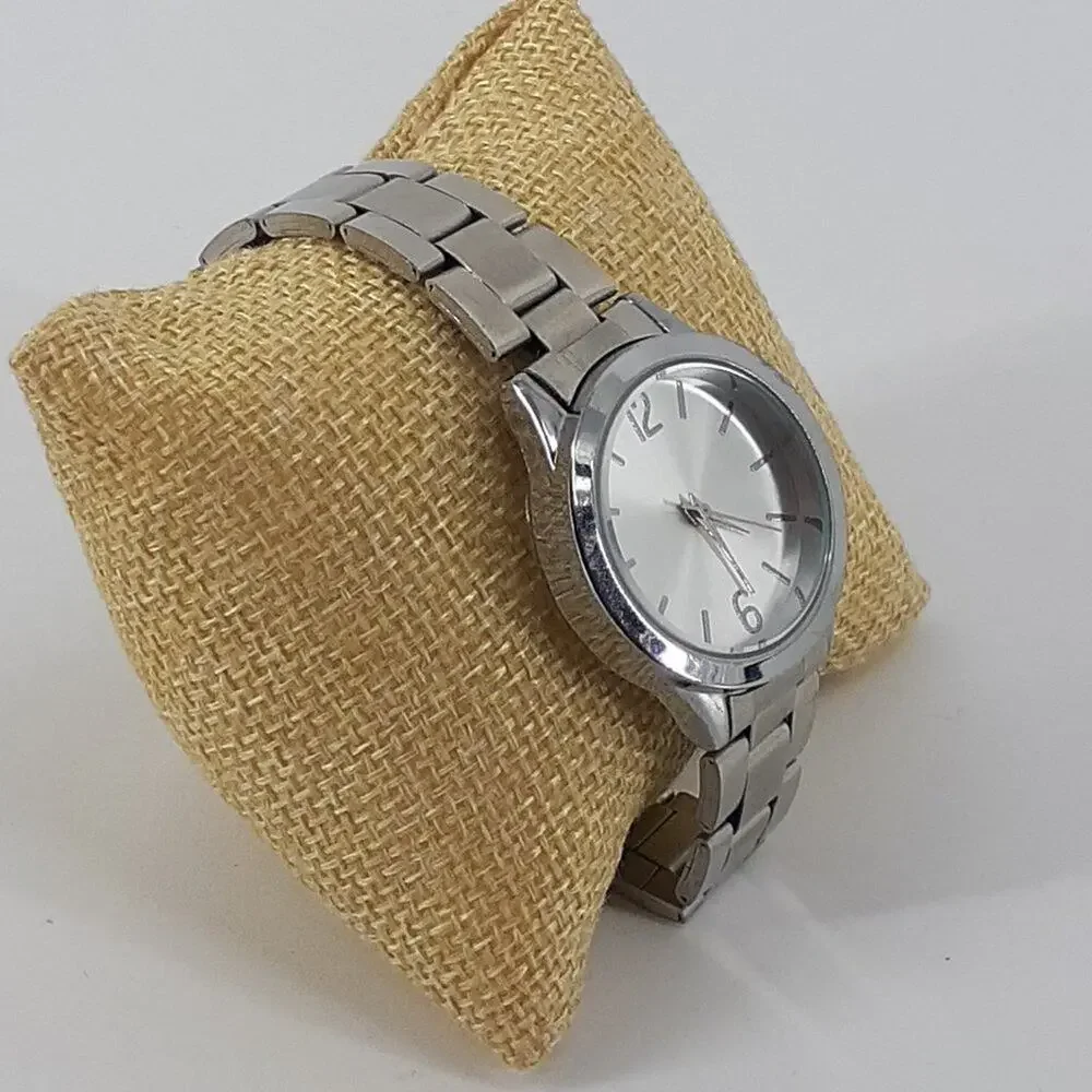 Women's Unbranded Wristwatch Silver Tone Analog Bracelet Style Band Career